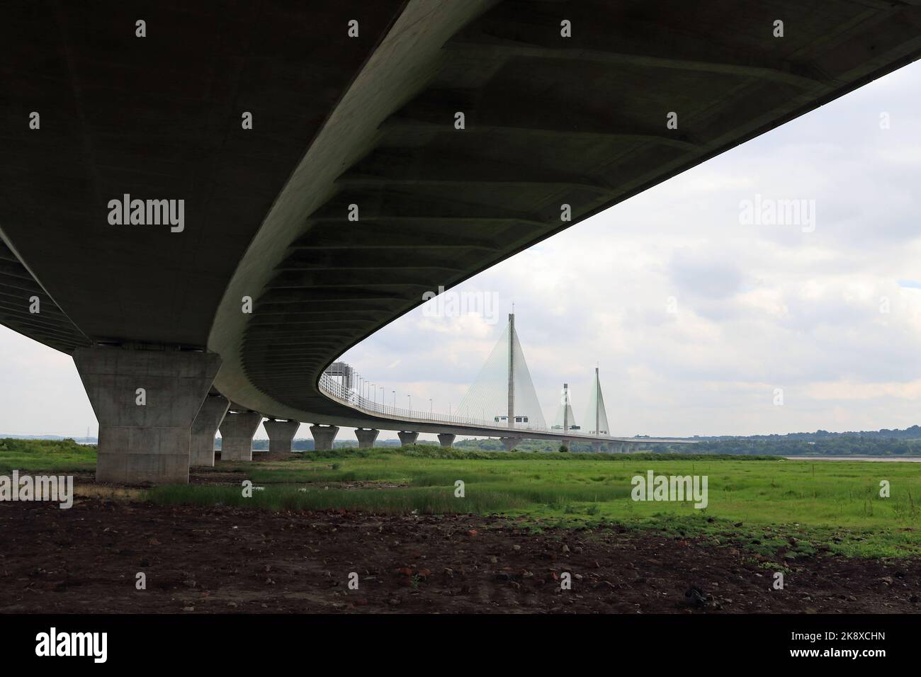 Le pont Mersey Gateway Bridge s'éloigne pour traverser la rivière Mersey et le canal du navire de Manchester entre Widnes et Runcorn, vu de dessous Banque D'Images