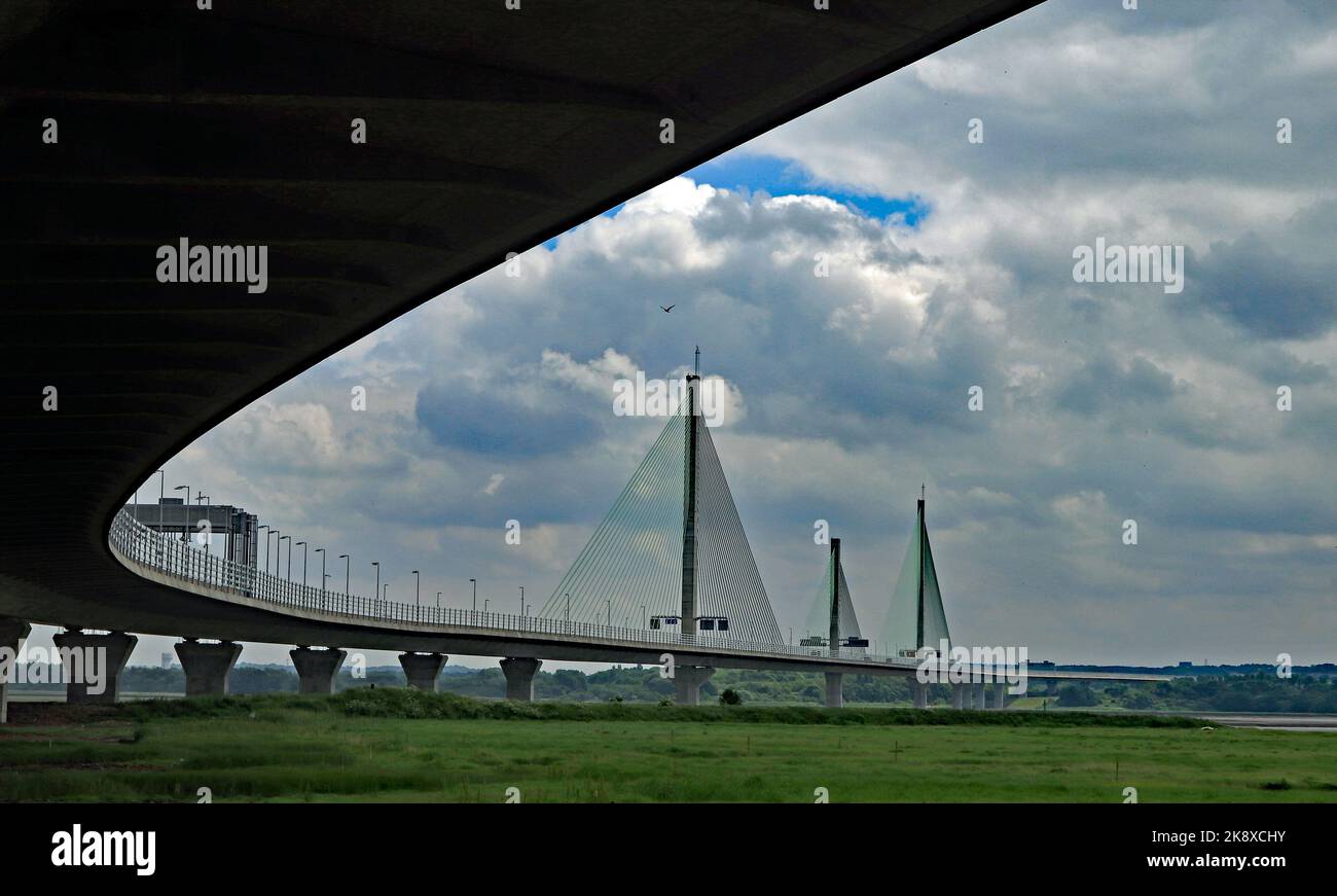 Le Mersey Gateway Bridge s'éloigne sous des nuages moelleux pour traverser la rivière Mersey et le canal de Manchester entre Widnes et Runcorn. Banque D'Images