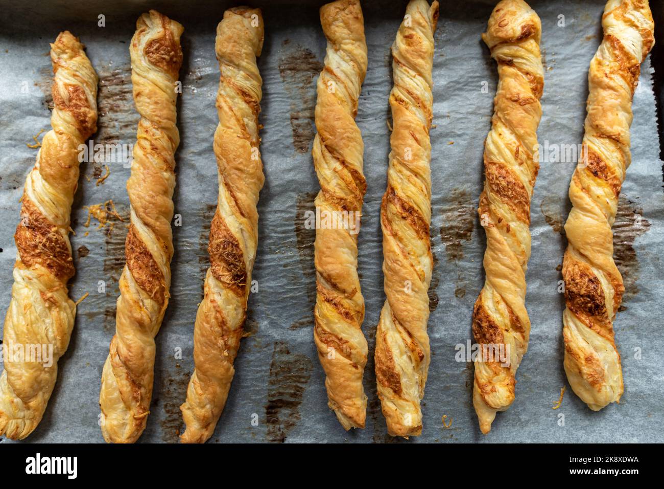 bâtonnets de pâte frais, croustillants et feuilletés. Parfait pour une fête. Banque D'Images