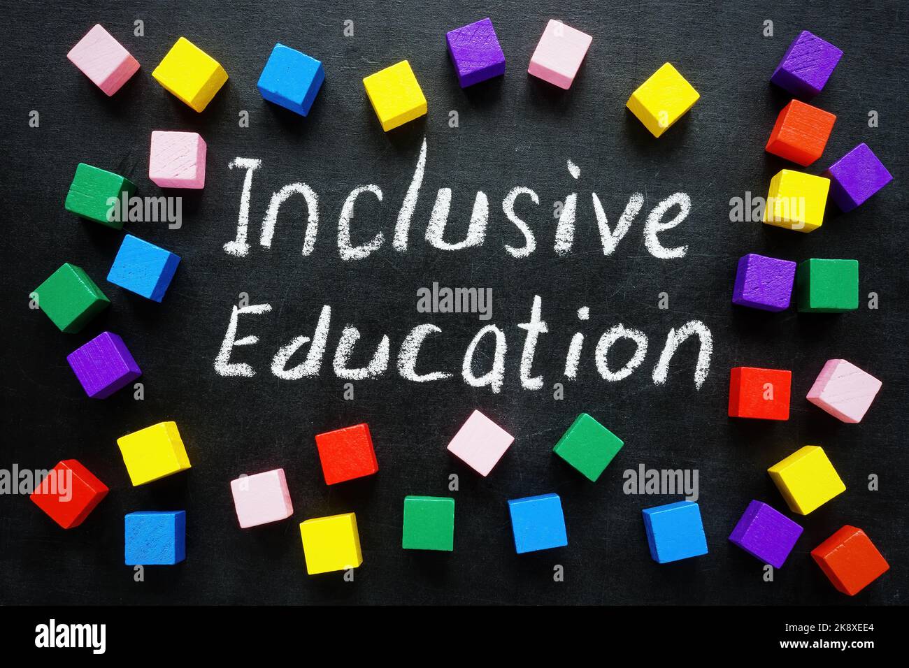 Inscription « éducation inclusive » entourée de cubes de couleur. Banque D'Images