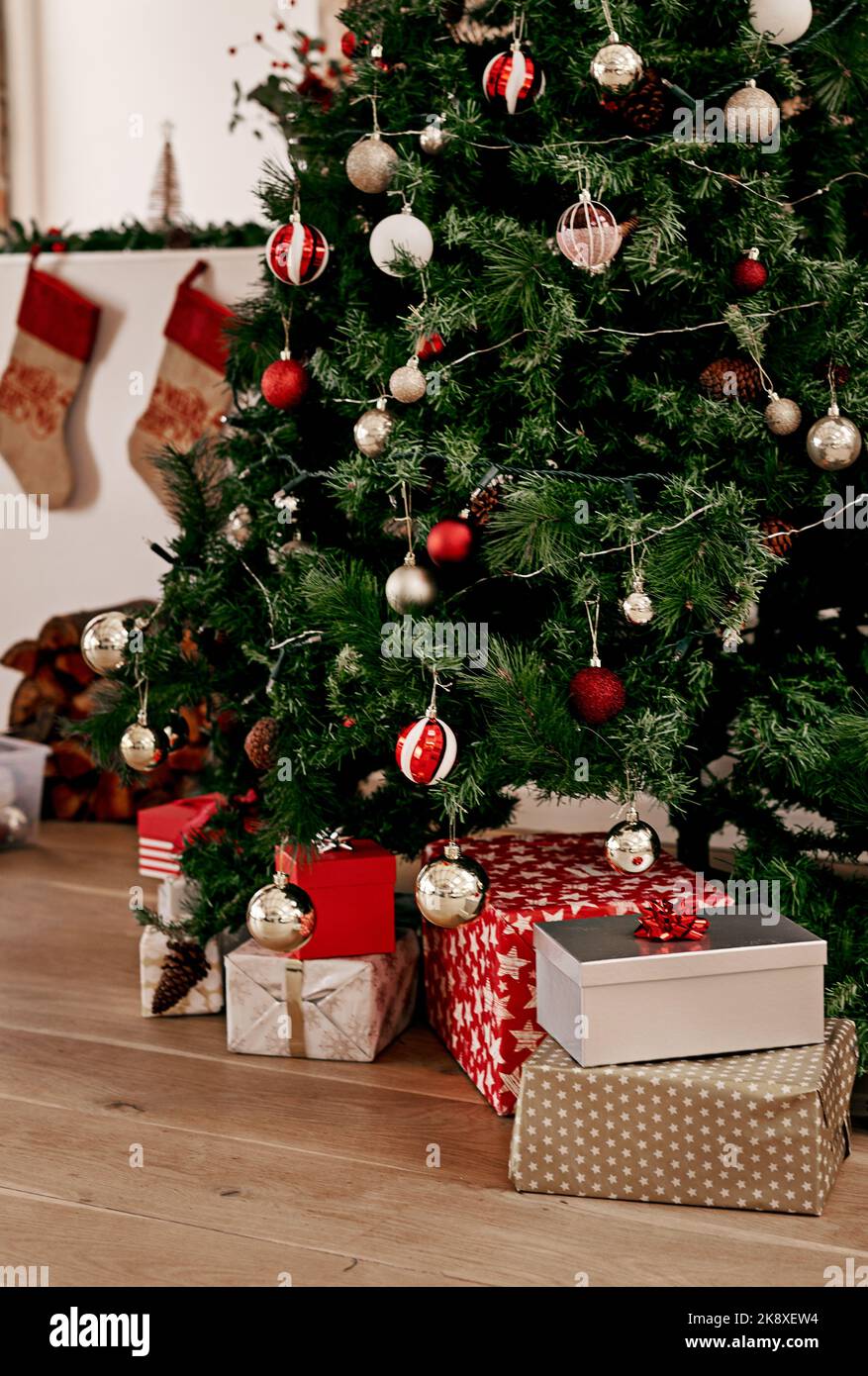 Ce sera un grand Noël cette année. Un bouquet de cadeaux placés sous un arbre de Noël prêt à être ouvert le matin. Banque D'Images