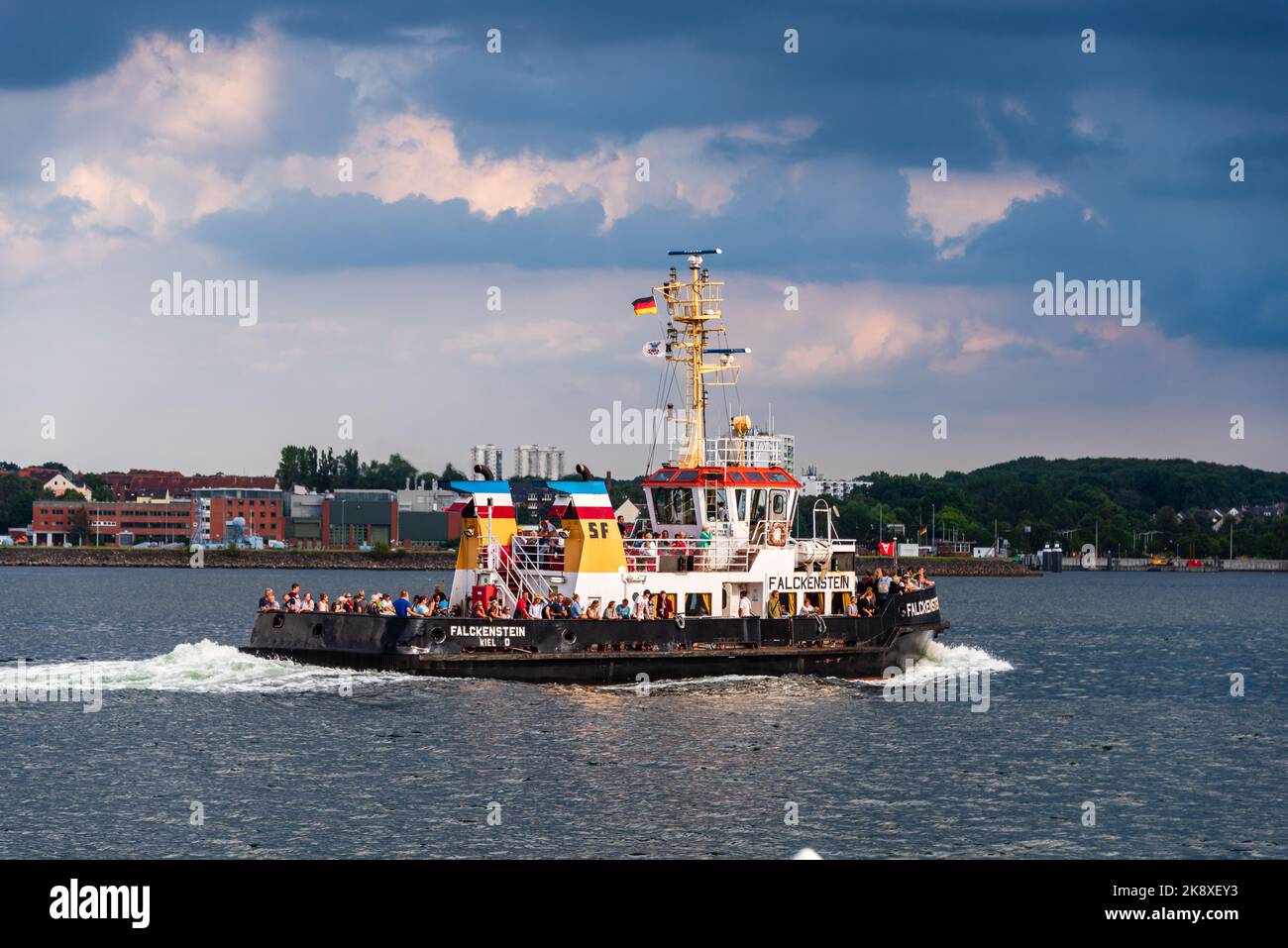 Kiel, Allemagne, août 2019 Der Schlepper 'Falckenstein' in der Kieler Förde vor einer Gewitterfront diesmal als Fahrgastschiff Banque D'Images