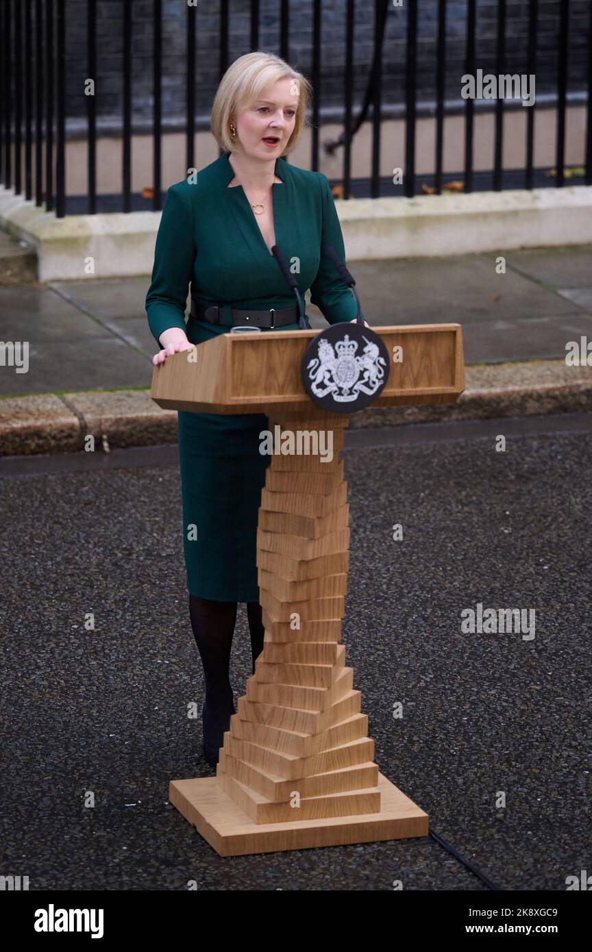 Londres, Royaume-Uni . 25 octobre 2022 . Liz Truss quitte Downing Street après avoir été démissionnaire en tant que Premier ministre britannique tenu à Downing Street. Crédit : Alan D West/Alay Live News Banque D'Images
