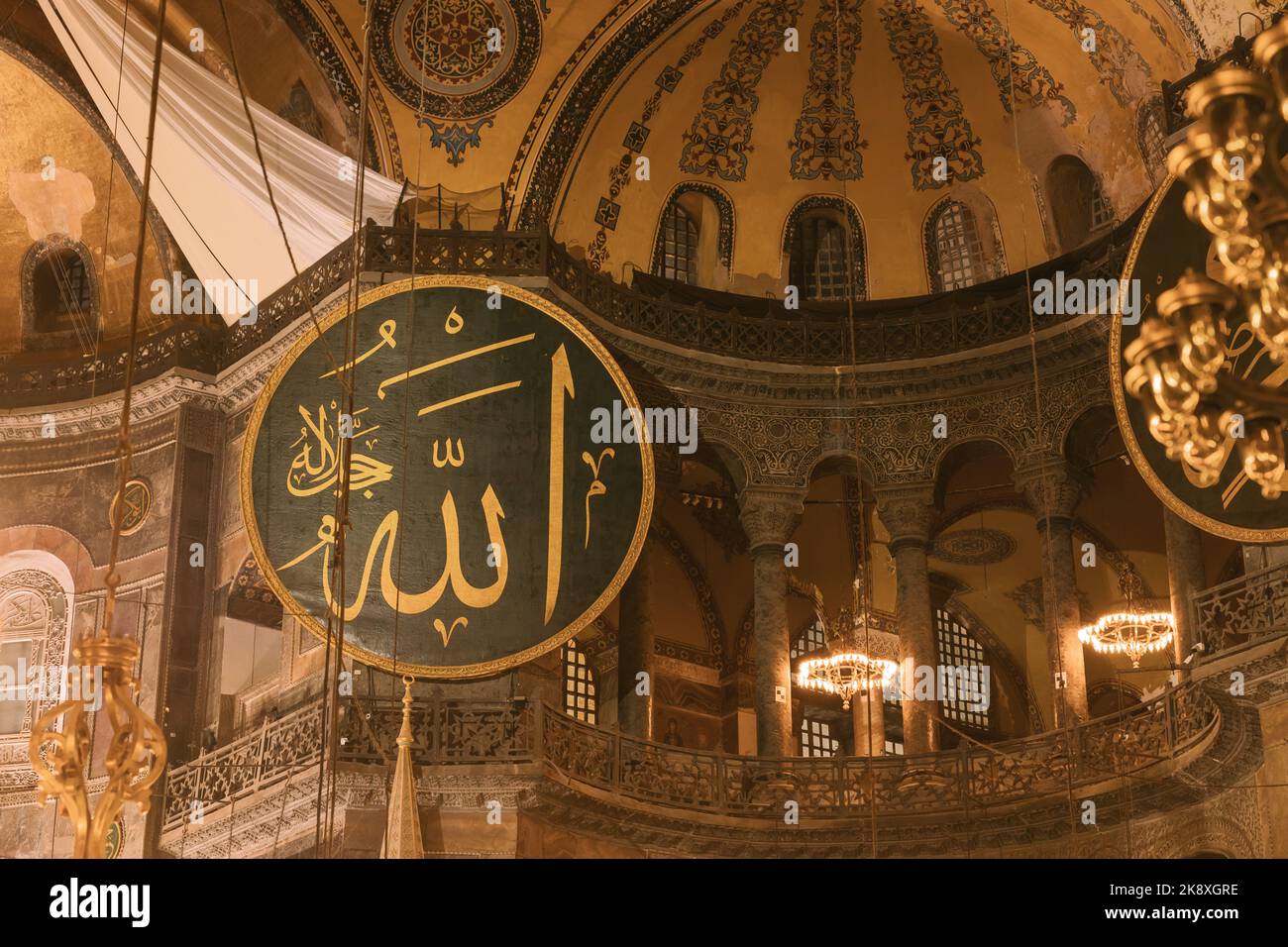 Photo islamique. Calligraphie du nom d'Allah dans la mosquée Sainte-Sophie ou Ayasofya. Bruit inclus. Istanbul Turquie - 8.12.2022 Banque D'Images