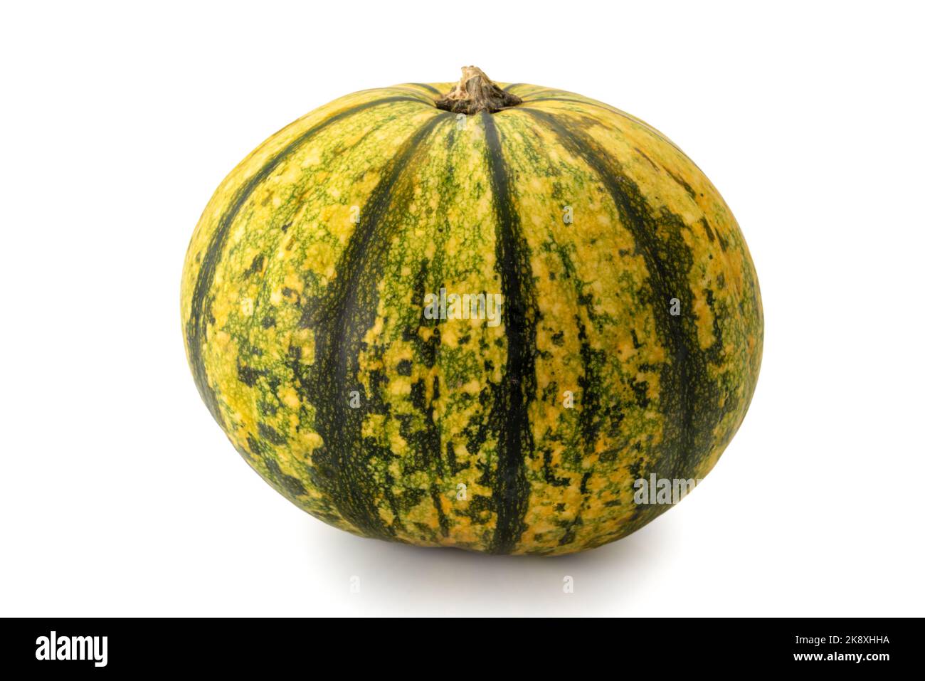 Citrouille jaune ronde avec des stries vertes , ornementale isolée sur blanc, chemin de coupure Banque D'Images