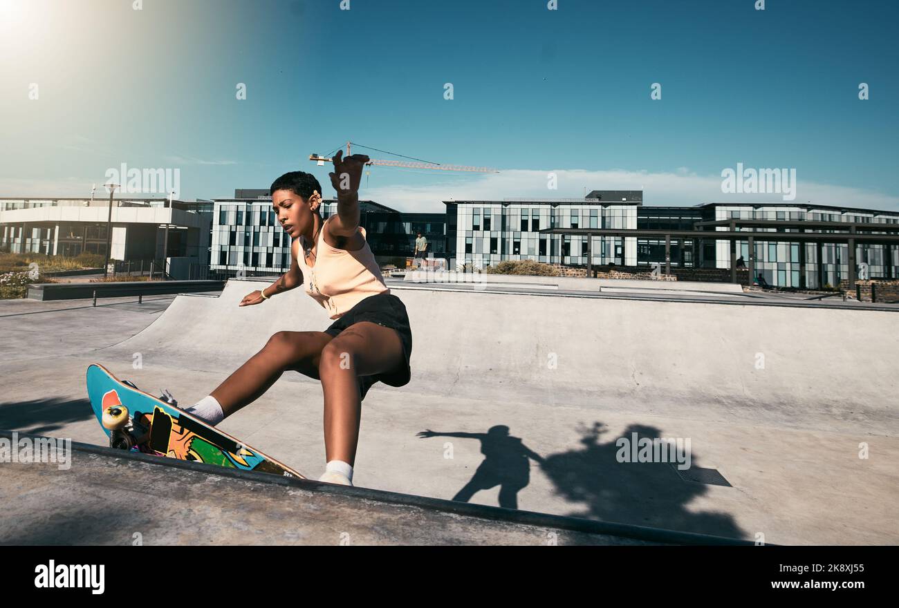 Fitness, skate-board pour filles et skateboarder dans un parc de skate pour l'entraînement, l'entraînement cardio et l'exercice sportif. New York, skater et ville noire Banque D'Images