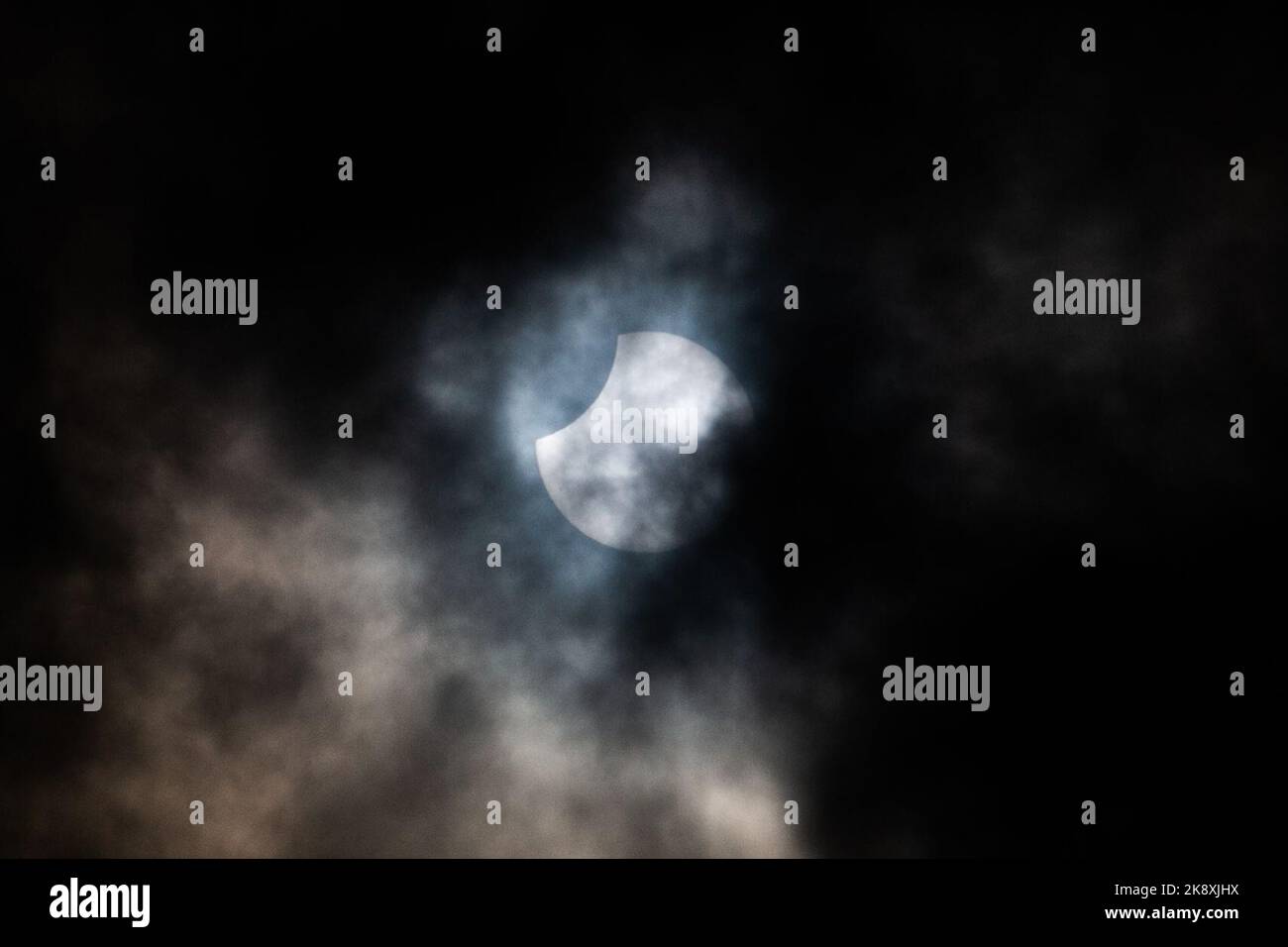 Portland, Dorset, Royaume-Uni. 25th octobre 2022. La lune glisse devant le soleil dans une éclipse partielle visible au Royaume-Uni. Cette vue est de Portland, Dorset sur la très lointaine côte sud. Crédit : Peter Lophan/Alay Live News Banque D'Images