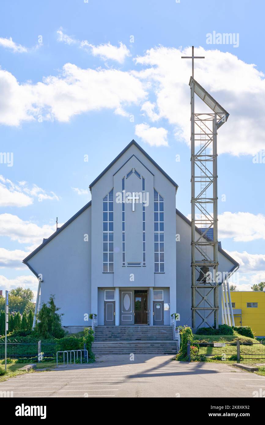 Une vue verticale de l'Église catholique romaine de la Reine notre-Dame du Rosaire à Salaspils Banque D'Images