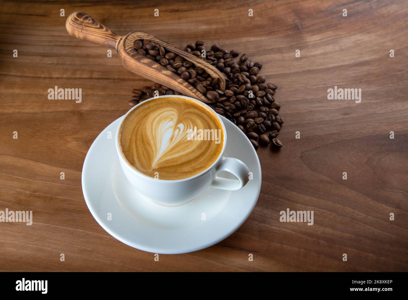 Grains de café rôtis avec cappuccino et motif mousse à pulsations Banque D'Images