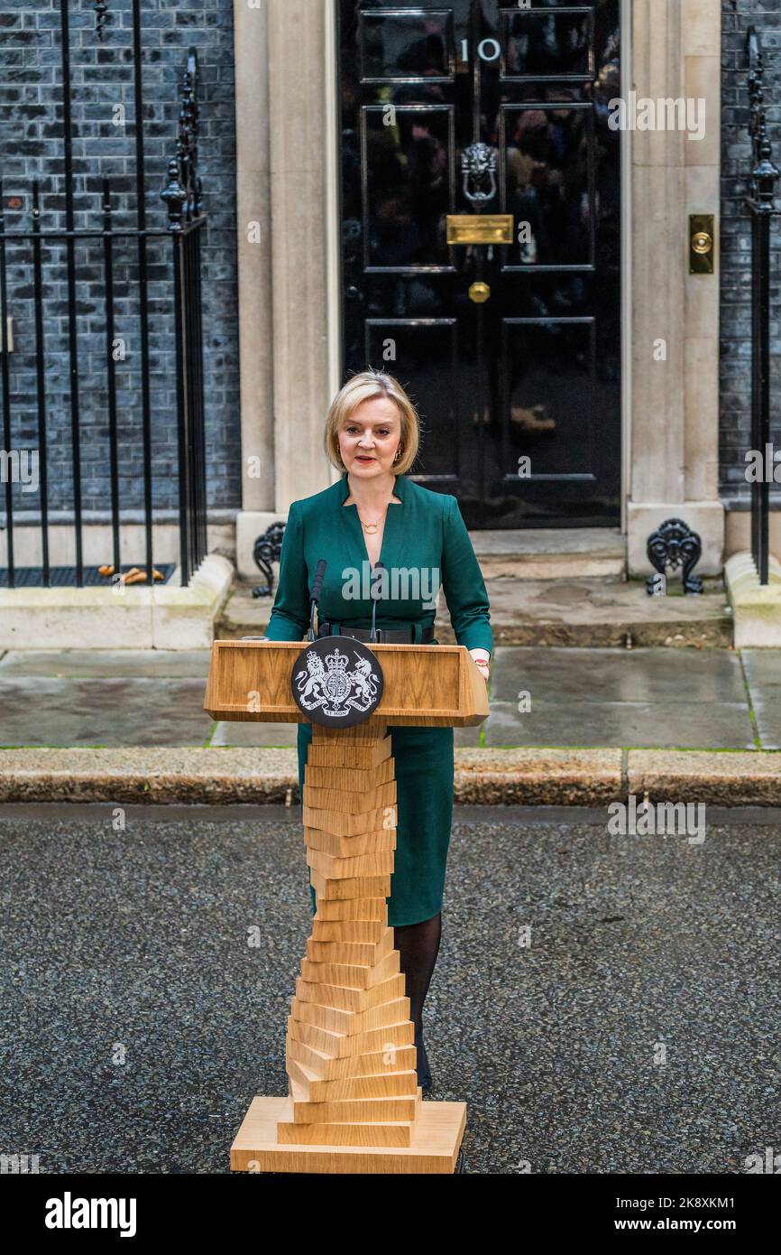 Londres, Royaume-Uni. 25th octobre 2022. Liz Truss quitte le numéro 10 pour voir le roi et démissionner de son poste de premier ministre. Après la victoire de Rishi Sunak, pour devenir le prochain leader conservateur. Crédit : Guy Bell/Alay Live News Banque D'Images