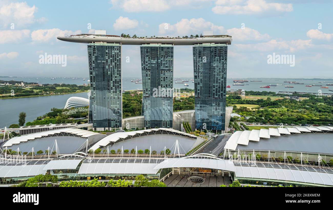 Vue aérienne en gros plan de Marina Bay Sands Hotel and Mall lors d'une journée ensoleillée à Singapour Banque D'Images