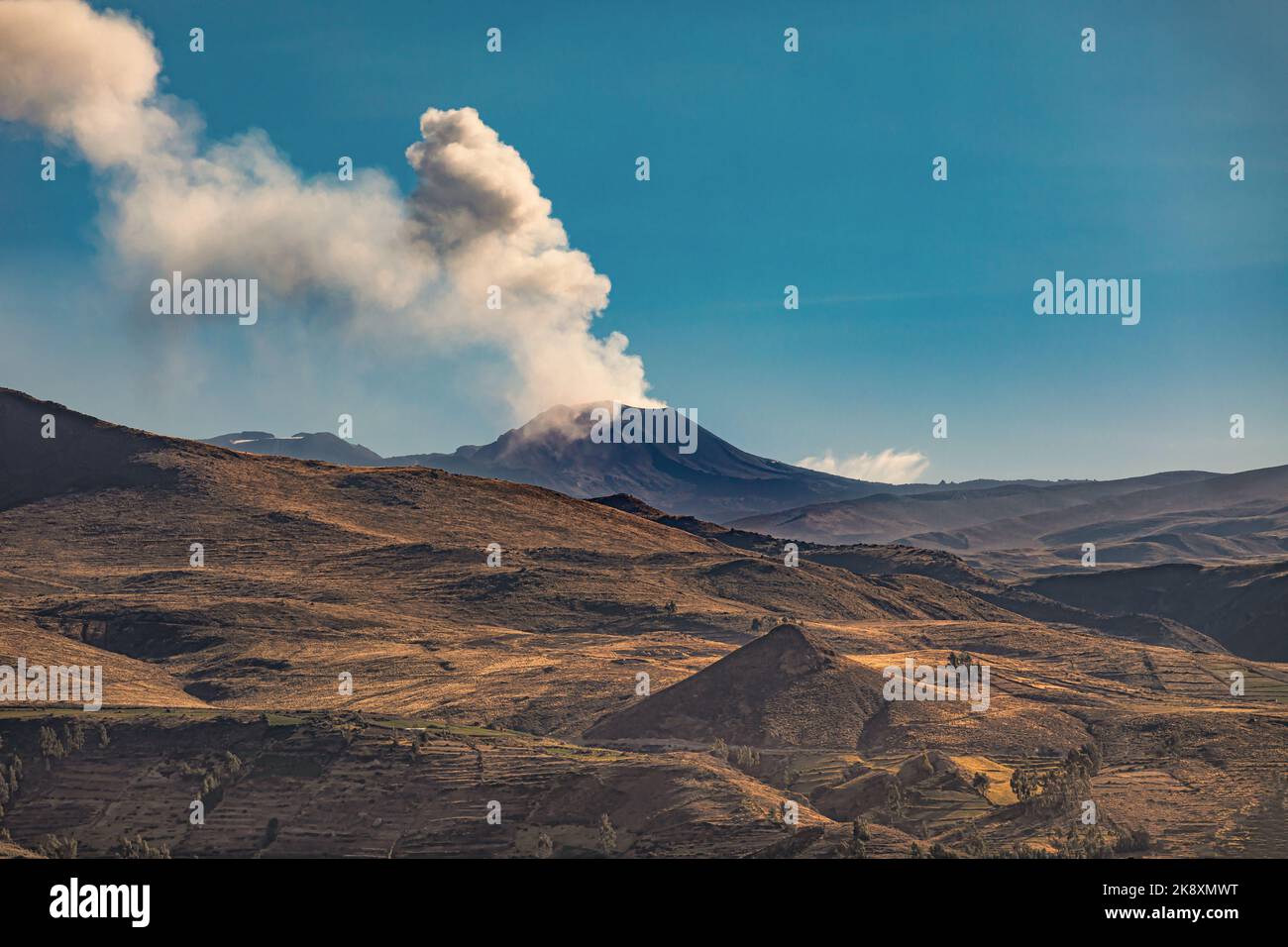 L'éruption du volcan actif Sabancaya sur 19 septembre 2022. Il a une altitude de 5980 mètres et est situé près de la ville de Chivay dans la Co Banque D'Images