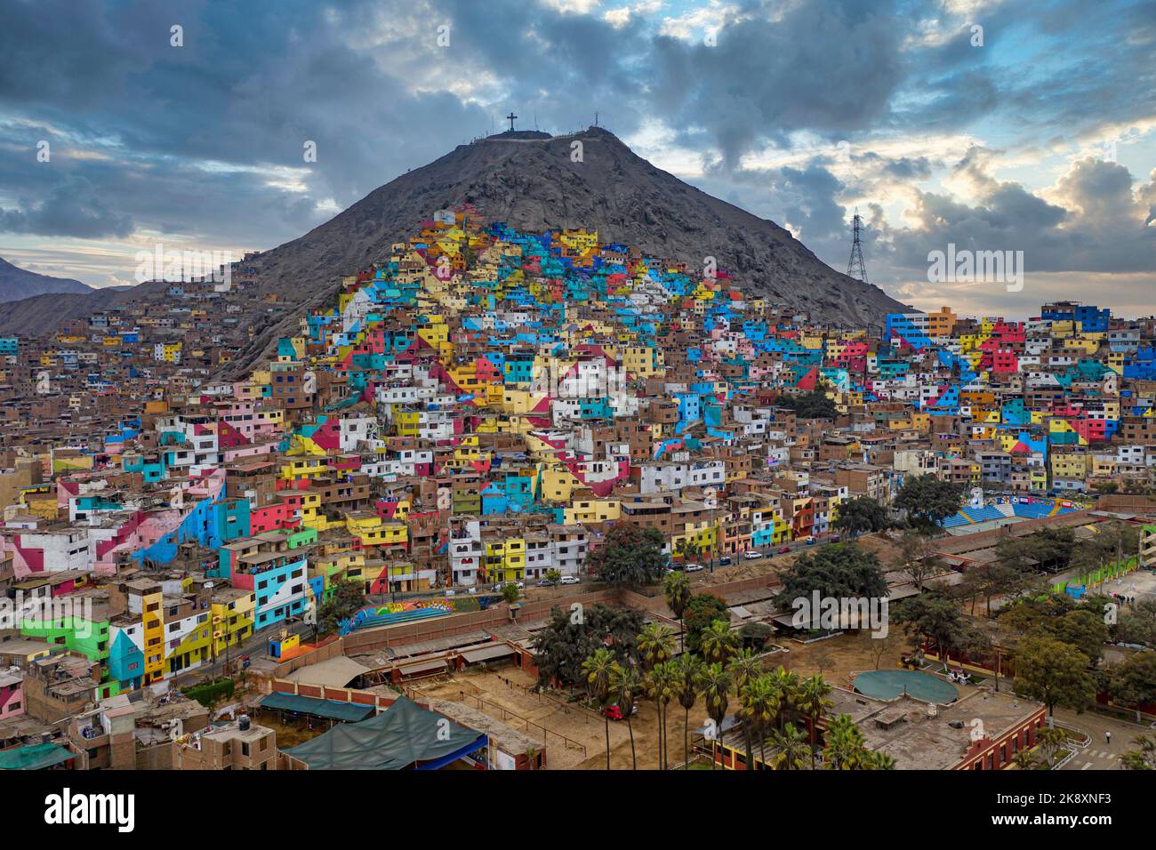 Ville de la shanty à Lima, Pérou. Les maisons autrefois grises du quartier appauvri de la capitale péruvienne Lima brillent dans toutes les couleurs. La campagne vise à Banque D'Images
