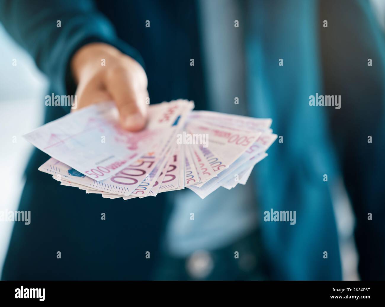 Argent liquide, pot-de-vin et argent en euro papier dans la main d'un homme d'affaires dans un bureau de comptabilité. Finance, marché et investissement avec un homme Banque D'Images
