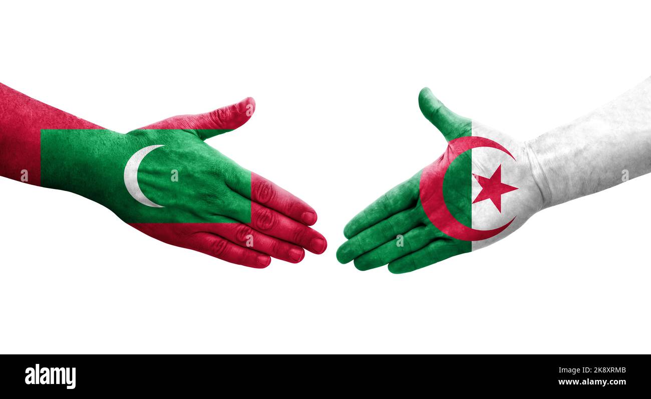 Poignée de main entre l'Algérie et les Maldives drapeaux peints sur les mains, image transparente isolée. Banque D'Images