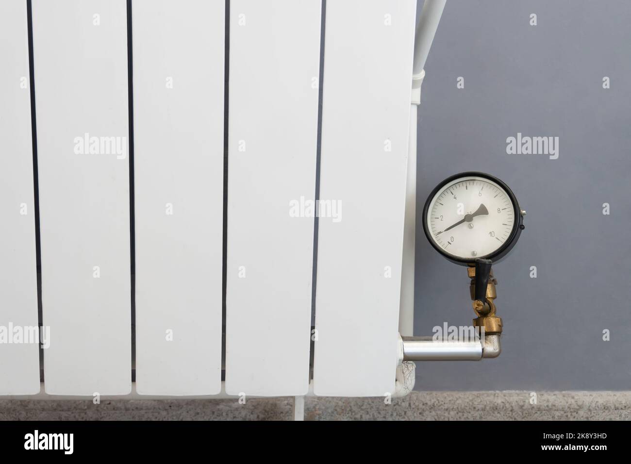 la batterie est à peine chaude pendant la saison de chauffage. Appareils de chauffage dans la maison. Appareil de mesure de la pression ou thermomètre dans le tuyau de chauffage. Banque D'Images