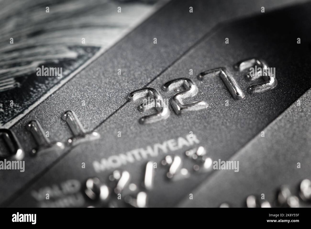 Fragment d'une carte bancaire avec des chiffres, avec une faible profondeur de champ. Photographie macro. Banque D'Images
