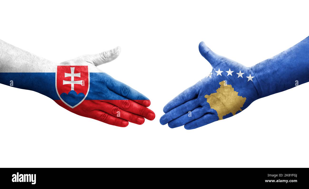 Poignée de main entre le Kosovo et la Slovaquie drapeaux peints sur les mains, image transparente isolée. Banque D'Images