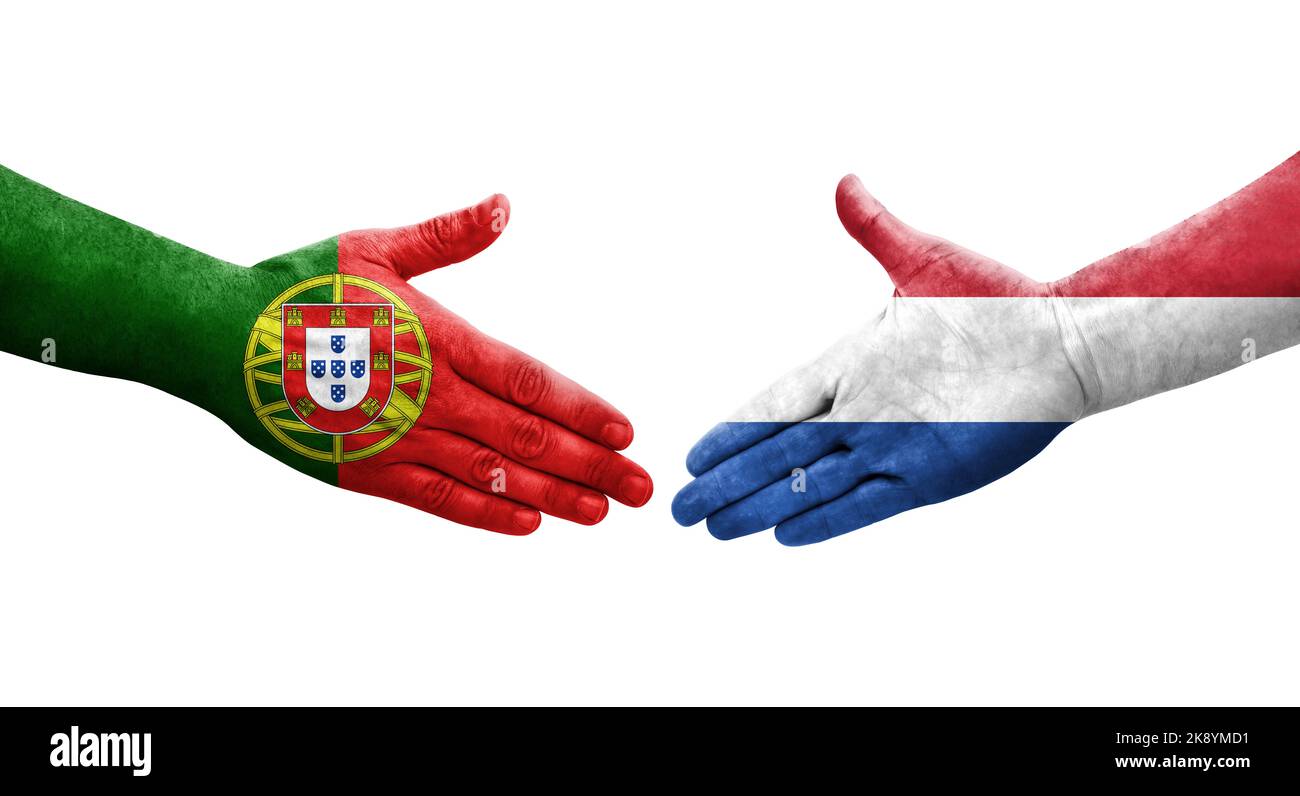 Poignée de main entre les pays-Bas et le Portugal drapeaux peints sur les  mains, image transparente isolée Photo Stock - Alamy