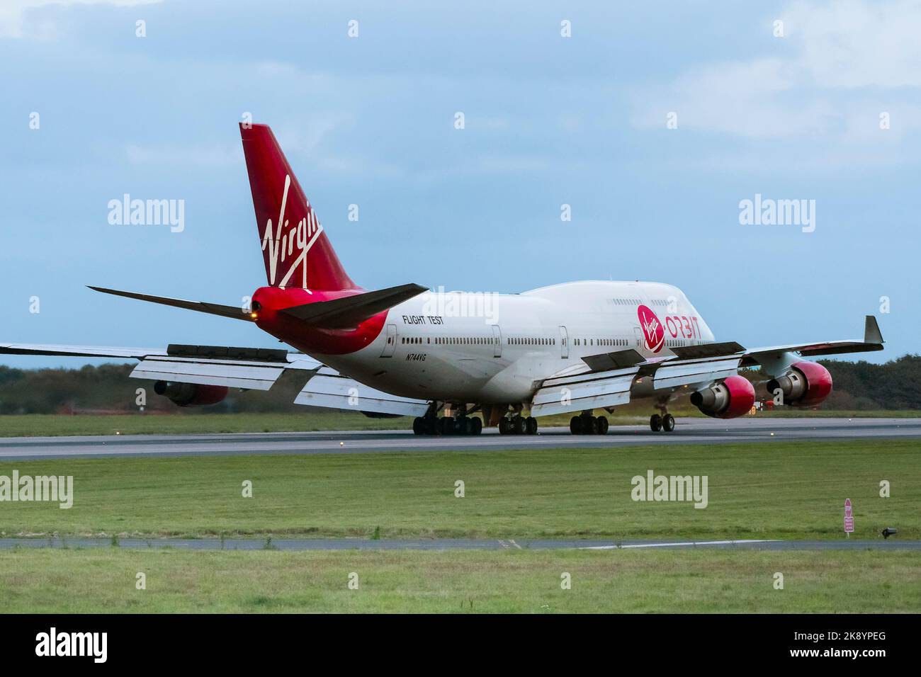 L'arrivée tant attendue de la Vierge Orbit, Cosmic Girl, a 747-400 converti en plate-forme de lancement de fusée au Spaceport Cornwall à Newquay, Engla Banque D'Images