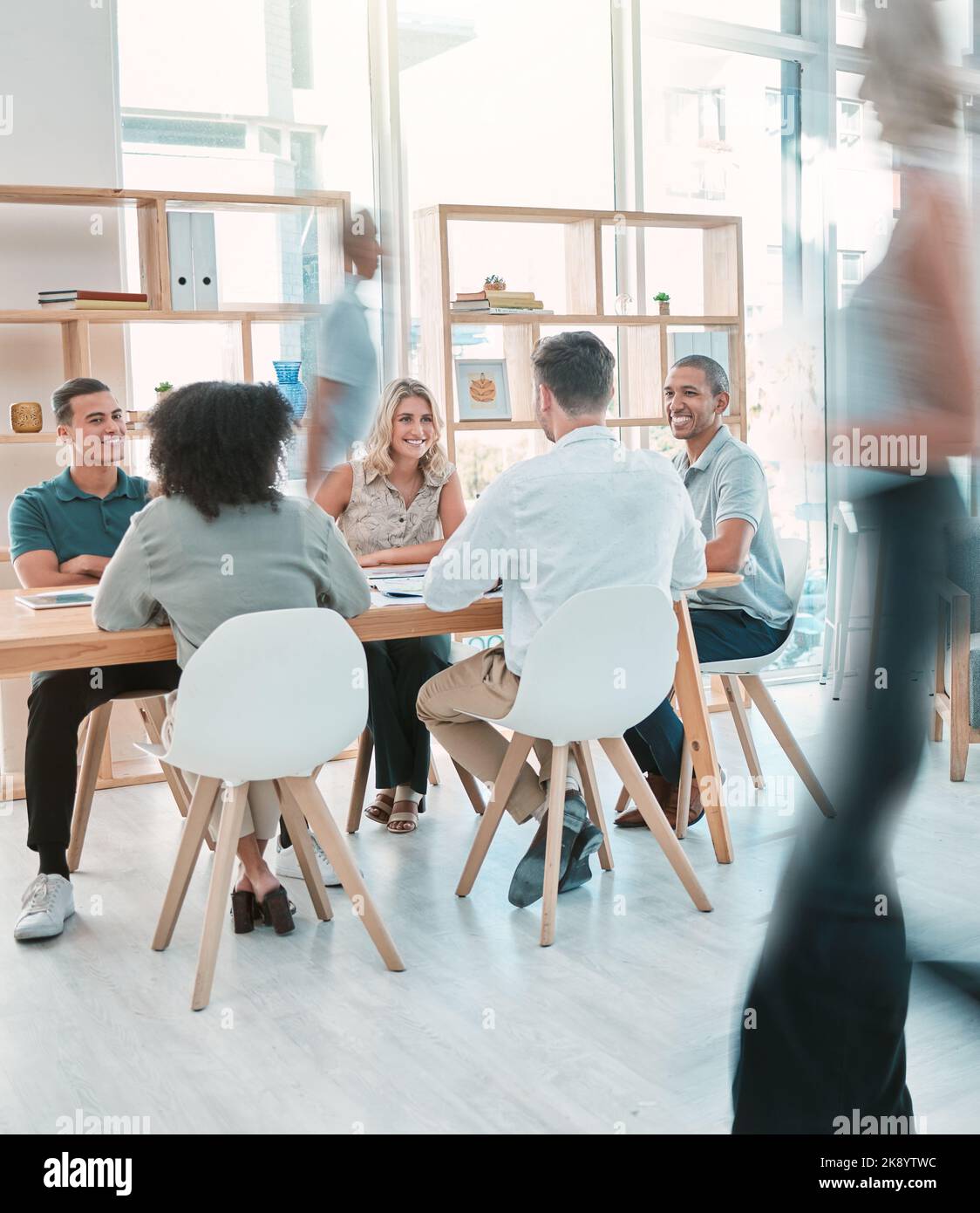 Démarrage, réunion d'affaires et bureau occupé avec l'équipe créative heureuse d'hommes et de femmes travaillant sur le projet de marketing ensemble. Vision, collaboration et Banque D'Images