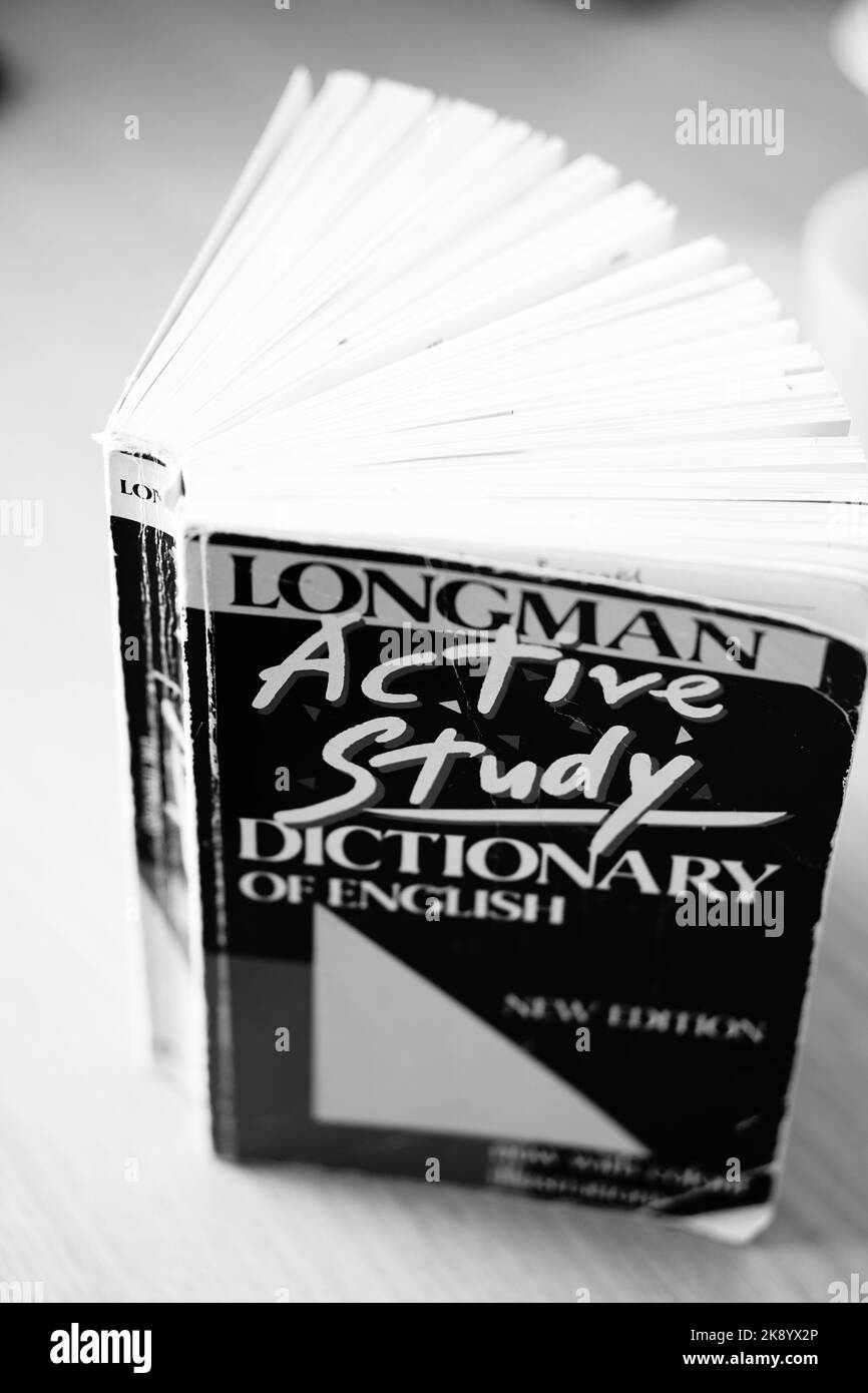 Un cliché vertical noir et blanc d'un ancien Longman Active Study Dictionary of English utilisé Banque D'Images