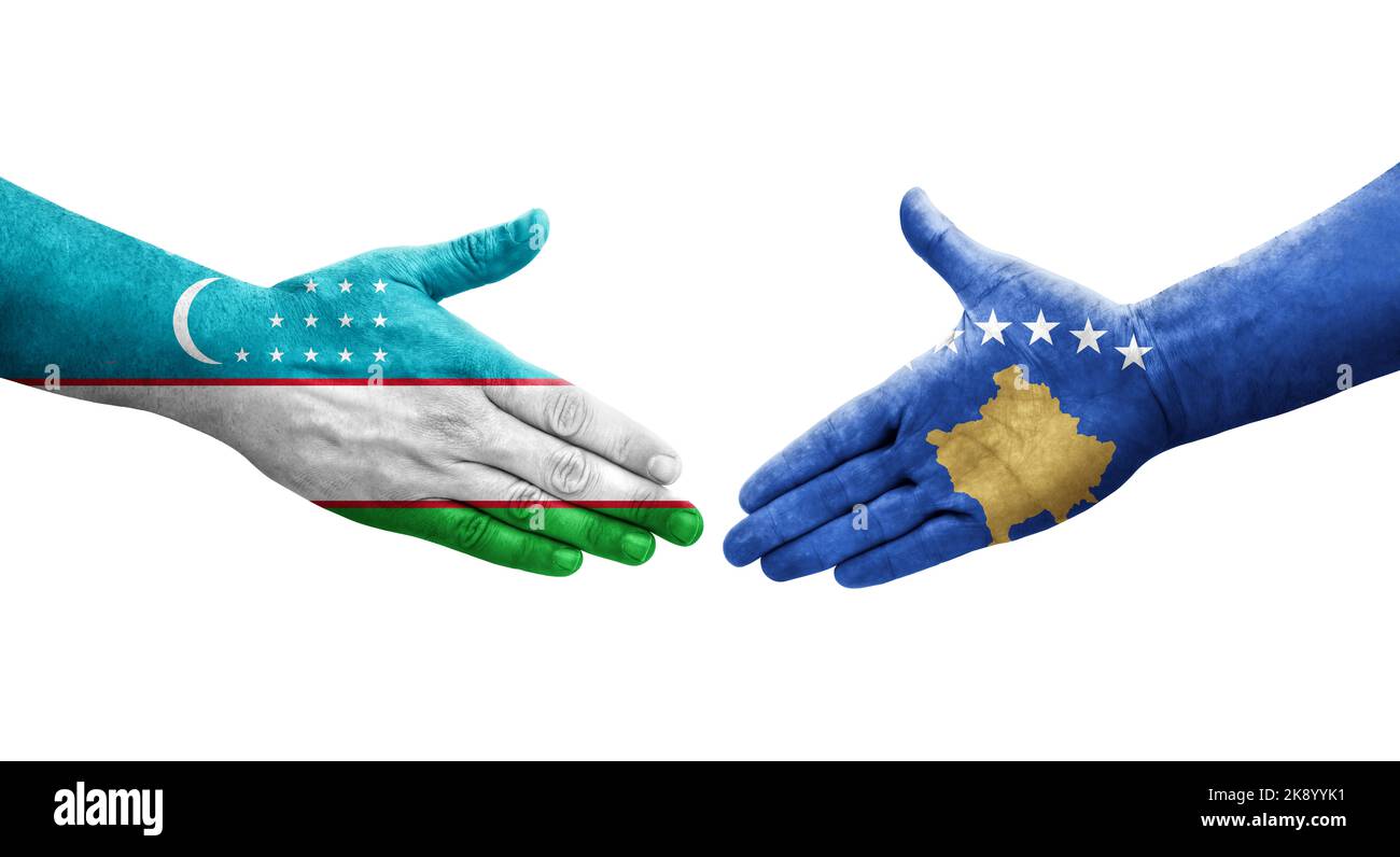 Poignée de main entre l'Ouzbékistan et le Kosovo drapeaux peints sur les mains, image transparente isolée. Banque D'Images