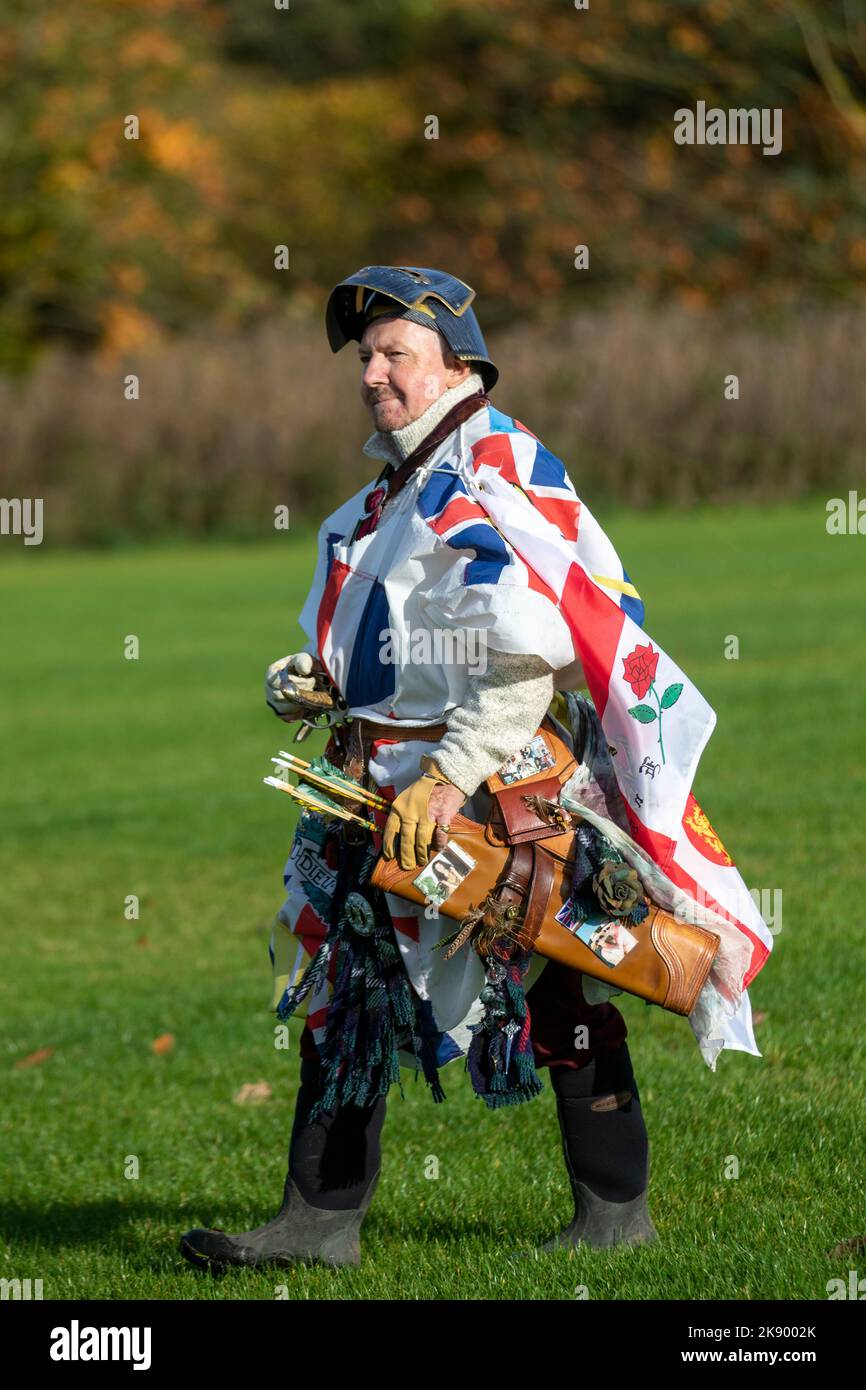 SAMLESBURY LONGBOW ARCHIERS LA BATAILLE D'AGINCOURT - RECONSTITUTION DE 1415. Tir à l'arc traditionnel à long arc à l'occasion de l'anniversaire de la bataille en robe médiévale, événement de la British long-Bow Society (BLBS). Crédit; MediaWorldImages/AlamyLiveNews Banque D'Images