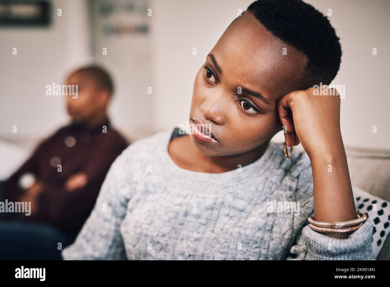 Peut-être que cette relation n'était pas censée être. Une jeune femme attrayante regardant bouleversé après avoir eu un argument avec son petit ami à la maison. Banque D'Images