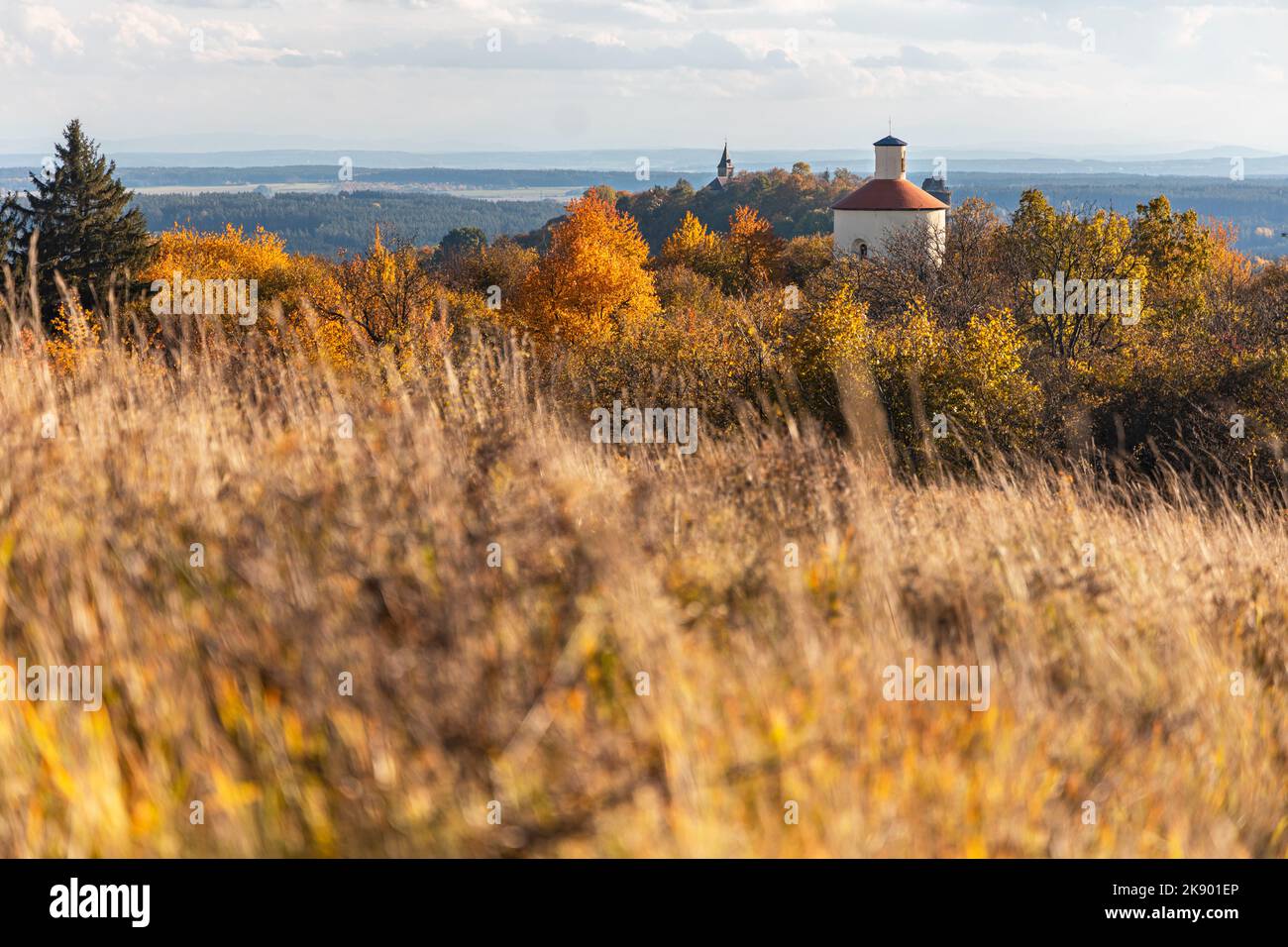 Chapelle sur Ovčí vrch (Schaafberg) en automne. Nature colorée. Chapelle de l'angoisse mortale du Christ près de Krasíkov dans le district de Tachov, Pilsen, Tchéquie Banque D'Images