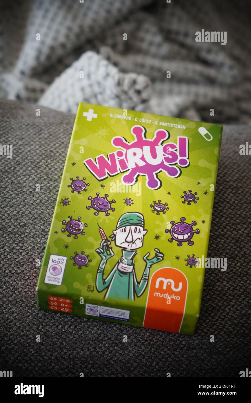 Un cliché vertical de la marque Muduko version polonaise du jeu de cartes appelé Wirus sur un canapé Banque D'Images