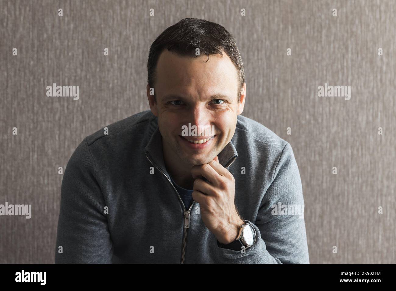 Studio portrait d'un jeune adulte caucasien souriant en vêtements décontractés Banque D'Images