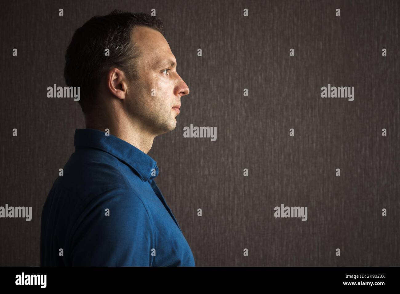 Portrait en studio du jeune homme de race blanche adulte en chemise bleue Banque D'Images