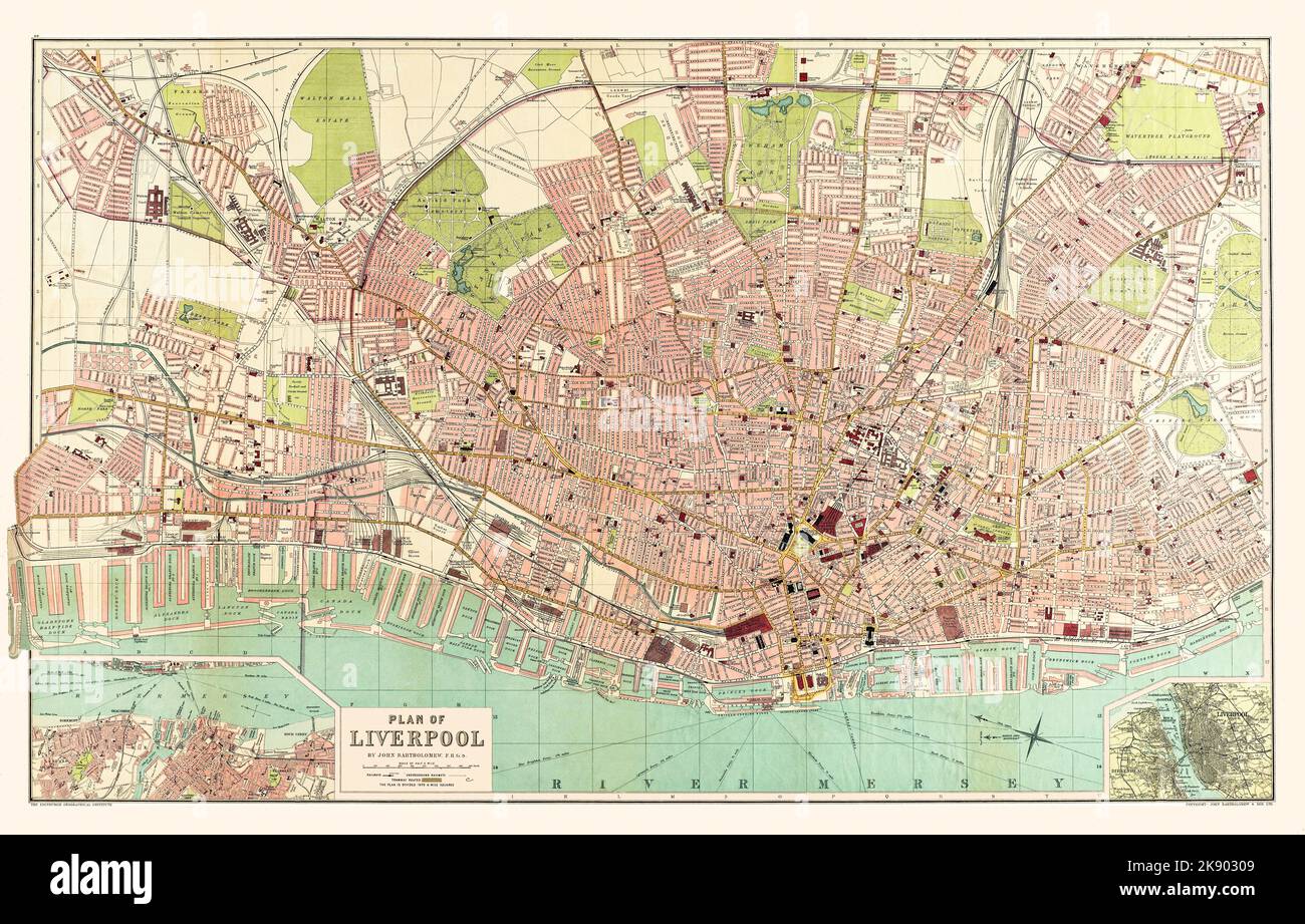Une carte de Liverpool au début du 20th siècle publiée par John Bartholomew et son entre 1910 et 1919. Il présente la rivière Mersey au fond, ce qui attire l'attention du spectateur sur le bord de la rivière et le Pier Head, et nous voyons les chemins de fer arriver au centre de la ville à Lime Street et aux stations de change. La carte comprend les noms des routes individuelles, des quais, des gares, des parcs et des terrains des équipes de football d'Everton et de Liverpool ainsi que de nombreux bâtiments et institutions civiques tels que le bureau de poste général et les parcs. Banque D'Images