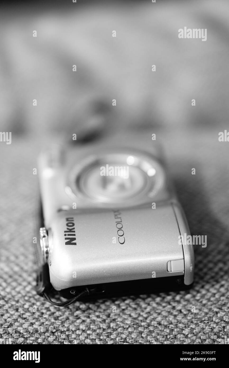 Un appareil photo numérique compact Nikon Coolpix sur un canapé Banque D'Images