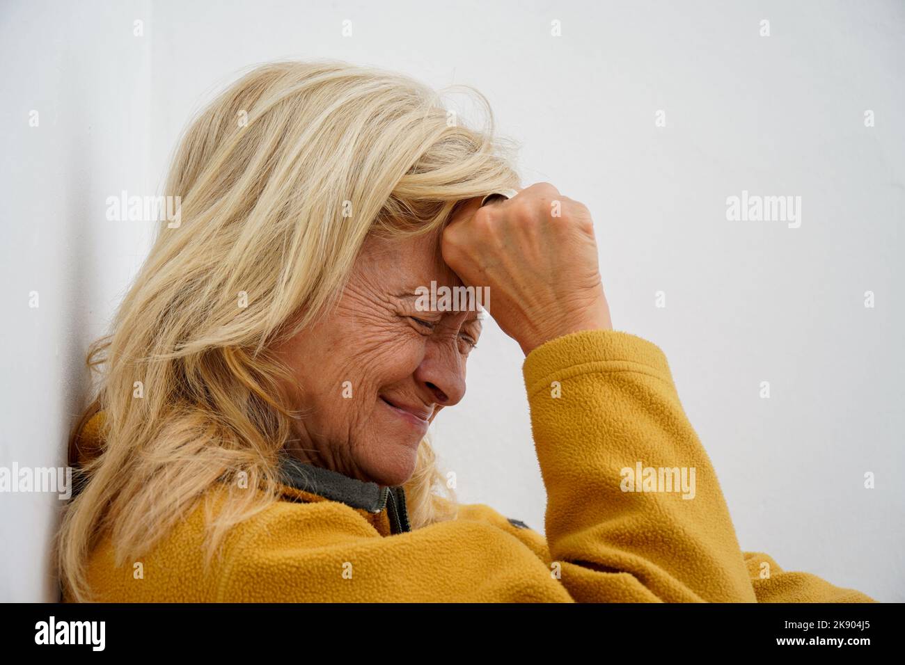 femme désespérée et en colère avec rage et colère. Folie et problèmes émotionnels Banque D'Images