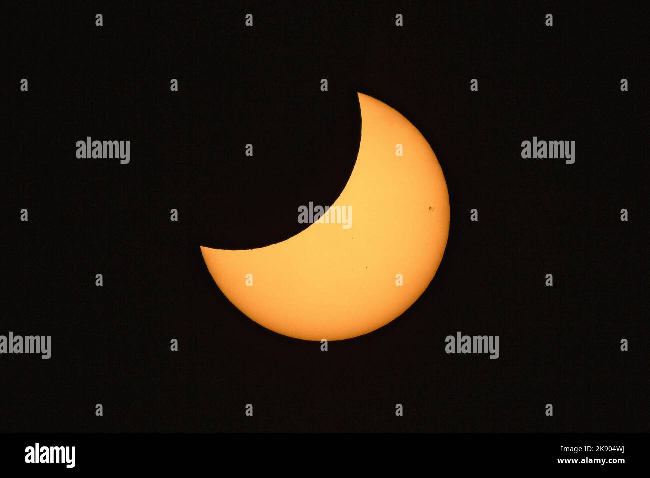 éclipse solaire partielle, soleil jaune contre ciel noir Banque D'Images