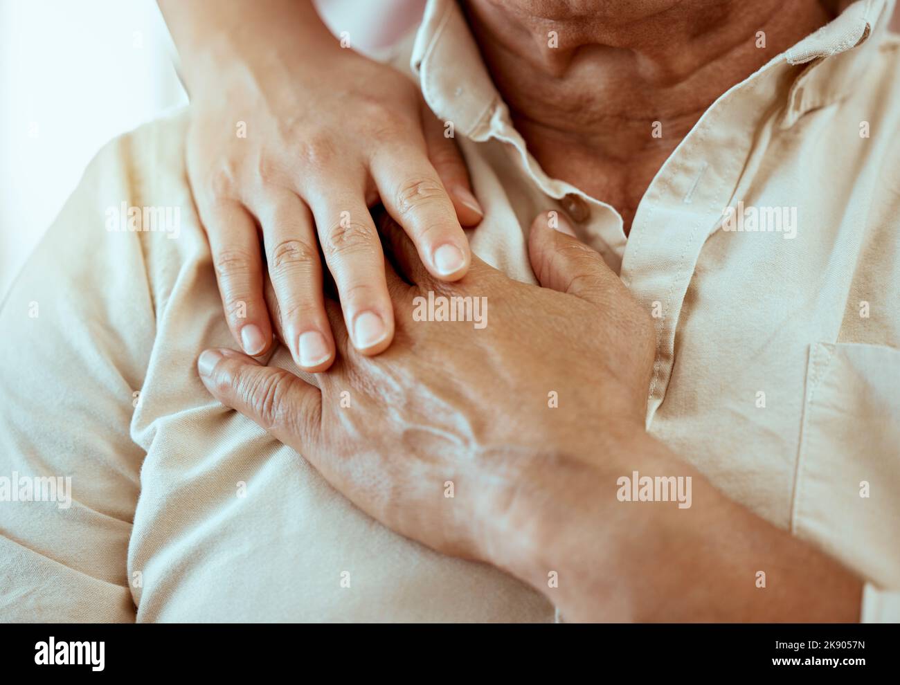 Couple d'âge mûr, mains et soutien en santé mentale à la maison, à la maison ou au mariage thérapie de counseling. Zoom, homme et femme en confiance, amour et psychologie Banque D'Images