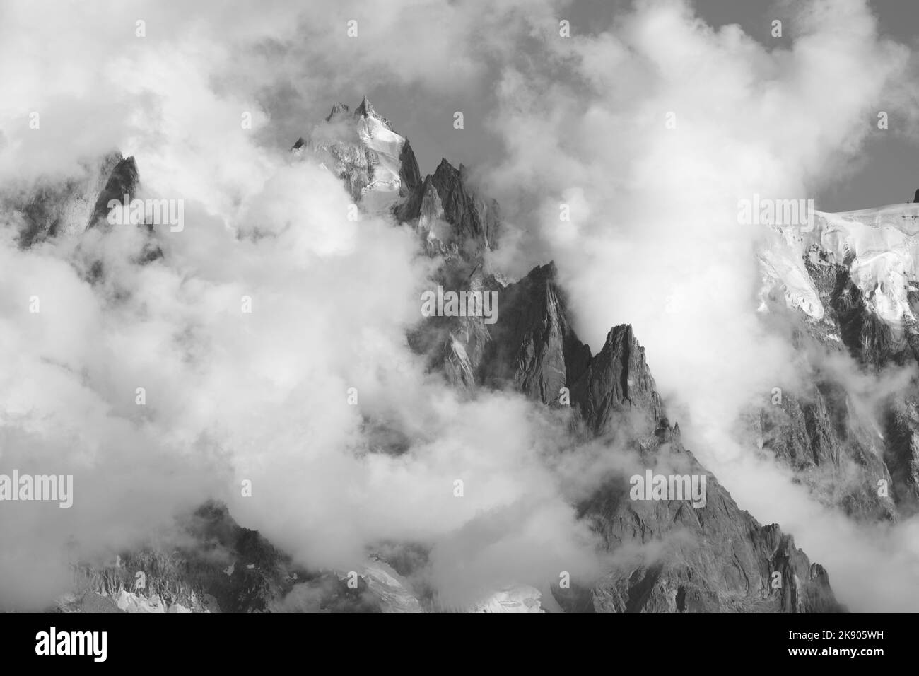 Le pic de l'aiguille du Plan dans les nuages - Chamonix - massif du Mont blanc. Banque D'Images