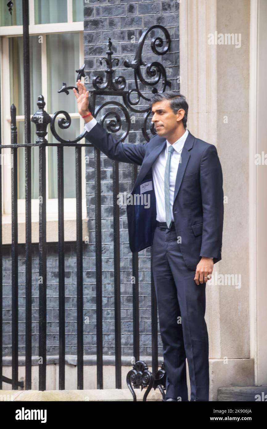 Londres, Royaume-Uni. 25th octobre 2022. Le nouveau Premier ministre britannique, Rishi Sunak, à l'extérieur du numéro 10, Downing Street, Londres. Il prend la relève de Liz Truss qui part officiellement aujourd'hui. Il est arrivé après avoir vu sa Majesté le Roi et son premier devoir sera de nommer une nouvelle équipe du Cabinet. Crédit : Keith Larby/Alay Live News Banque D'Images