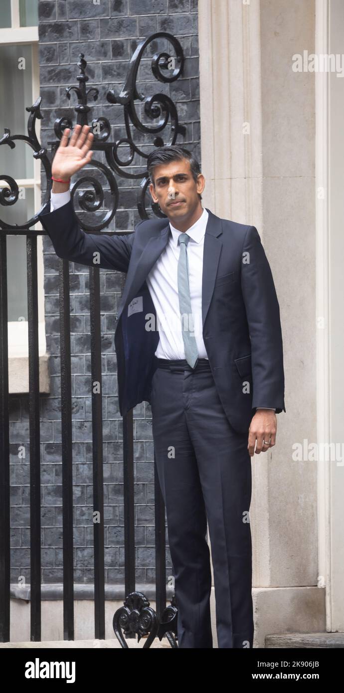 Londres, Royaume-Uni. 25th octobre 2022. Le nouveau Premier ministre britannique, Rishi Sunak, à l'extérieur du numéro 10, Downing Street, Londres. Il prend la relève de Liz Truss qui part officiellement aujourd'hui. Il est arrivé après avoir vu sa Majesté le Roi et son premier devoir sera de nommer une nouvelle équipe du Cabinet. Crédit : Keith Larby/Alay Live News Banque D'Images