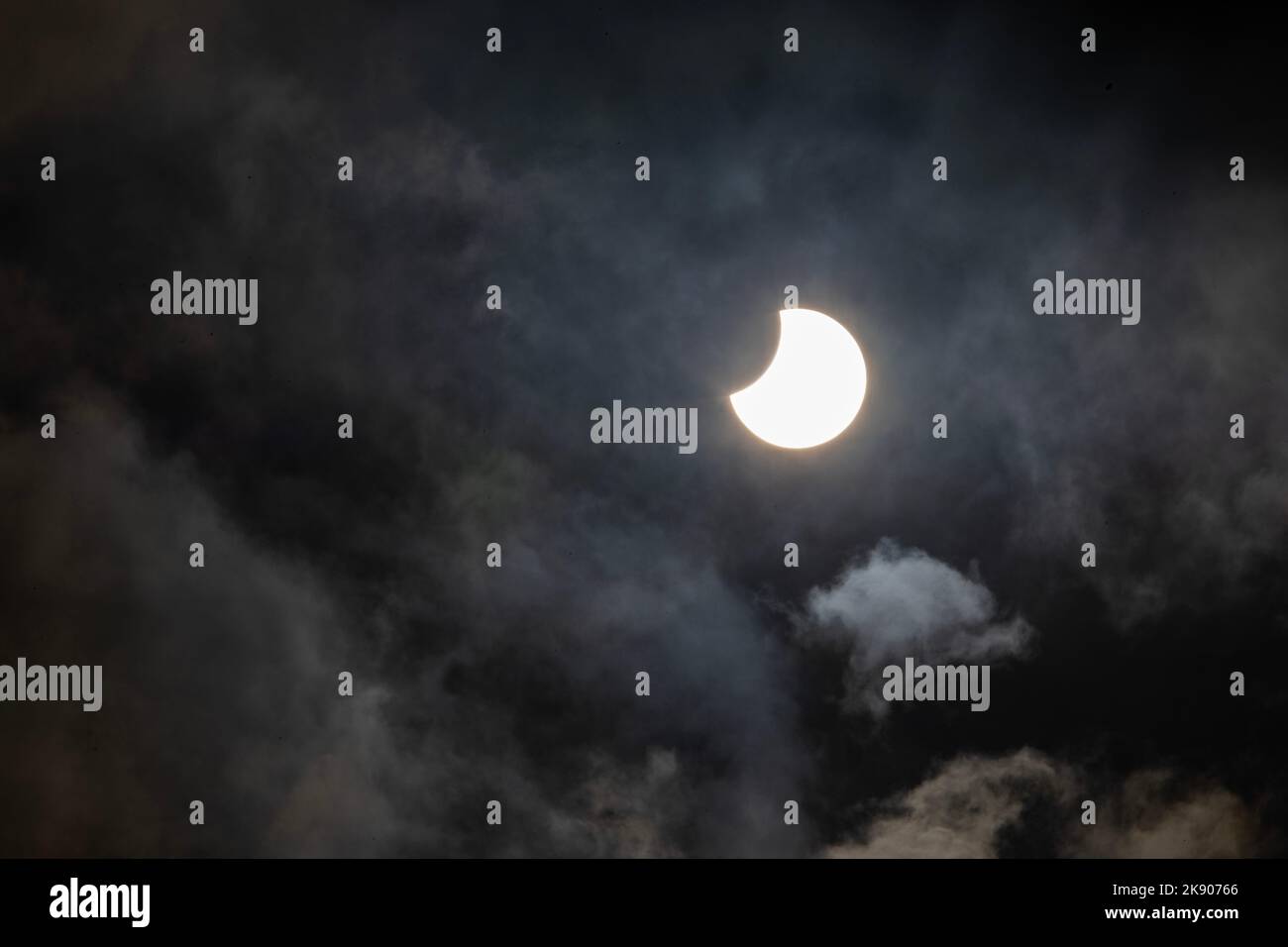 éclipse solaire partielle sur la ville de Pula, Croatie sur 25 octobre 2022. L'éclipse partielle du Soleil, quand la Lune a jeté une ombre avec sa surface, vue de Croatie, et a couvert environ un tiers du Soleil au maximum de l'éclipse, a eu lieu vers midi aujourd'hui, et a duré 2 heures et 3 minutes. Photo: Srecko Niketic/PIXSELL Banque D'Images