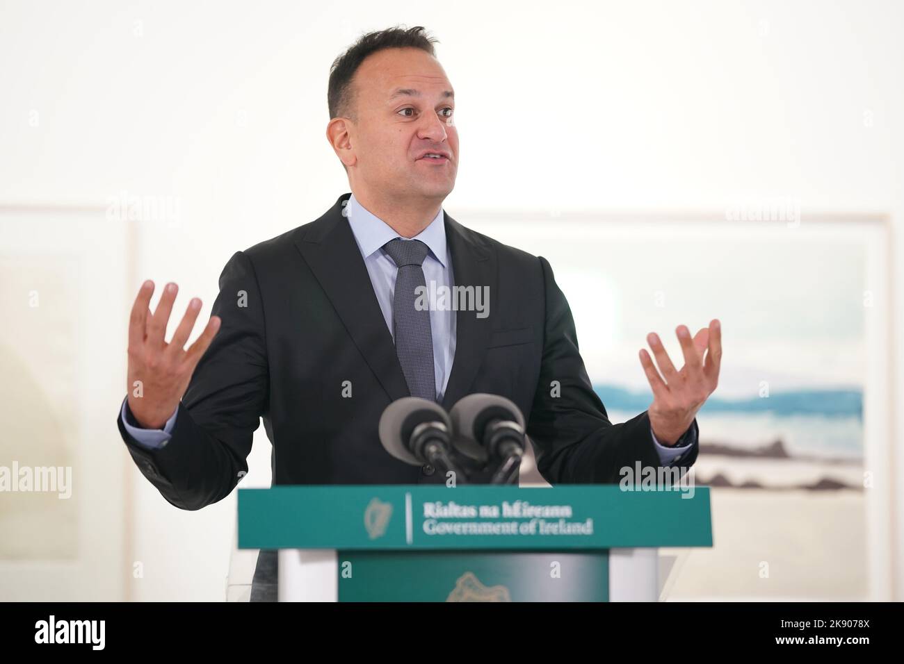 Tánaiste Leo Varadkar s'exprimant lors d'une conférence de presse annonçant les réformes des lois irlandaises sur les licences, dans la galerie de la Royal Hibernian Academy à Dublin. Date de la photo: Mardi 25 octobre 2022. Banque D'Images