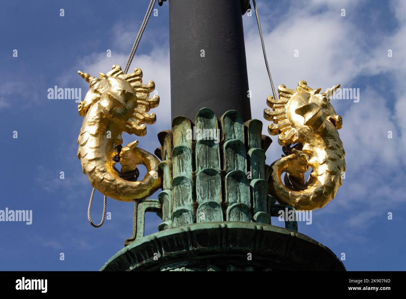 Les détails de la lampe en bronze sur la place Gustaf Adolf, Göteborg, Suède Banque D'Images