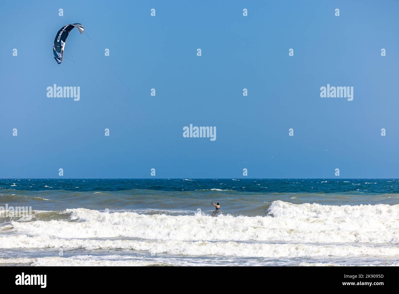 Homme kitesurf hors des plaines de fossé, Montauk, NY Banque D'Images