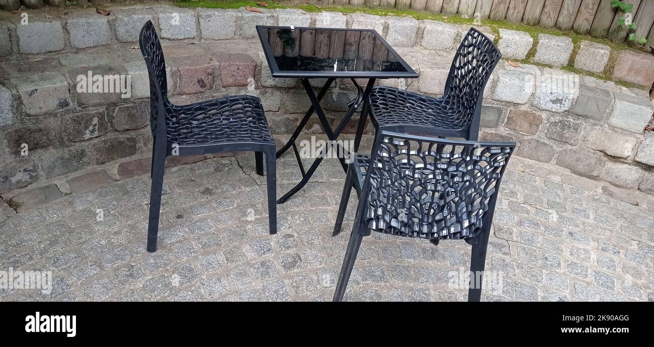 Trois chaises et une table sur une terrasse d'un restaurant. France Banque D'Images