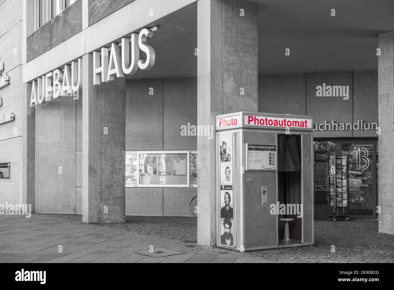 Photoautomat photo stand à Moritzplatz dans le quartier Berliner de Kreuzberg en noir et blanc / couleur sélective, Berlin, Allemagne, Europe Banque D'Images
