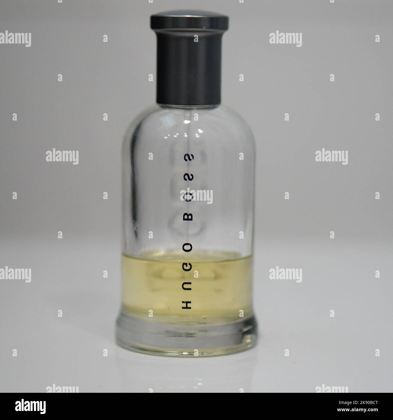 Un gros plan vertical de la marque Hugo Boss hommes parfum dans un flacon pulvérisateur. Banque D'Images