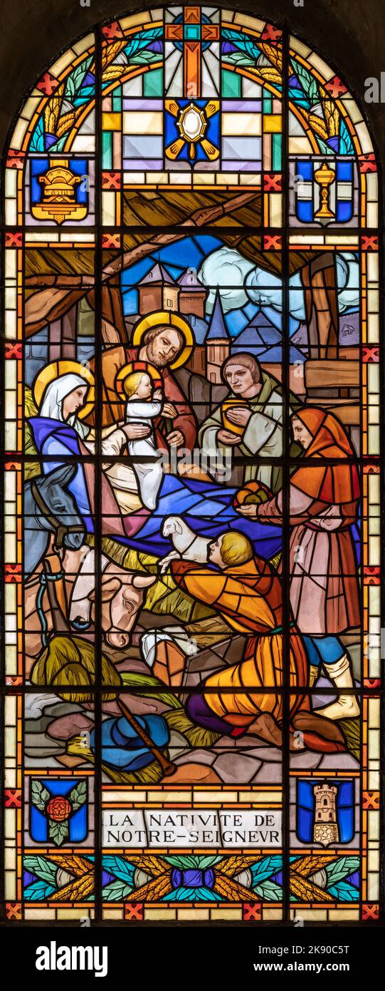 ANNECY, FRANCE - 11 JUILLET 2022 : la Nativité - adoration des bergers dans le vitrail de l'église notre Dame de Lellis par L. Balmet (1933). Banque D'Images