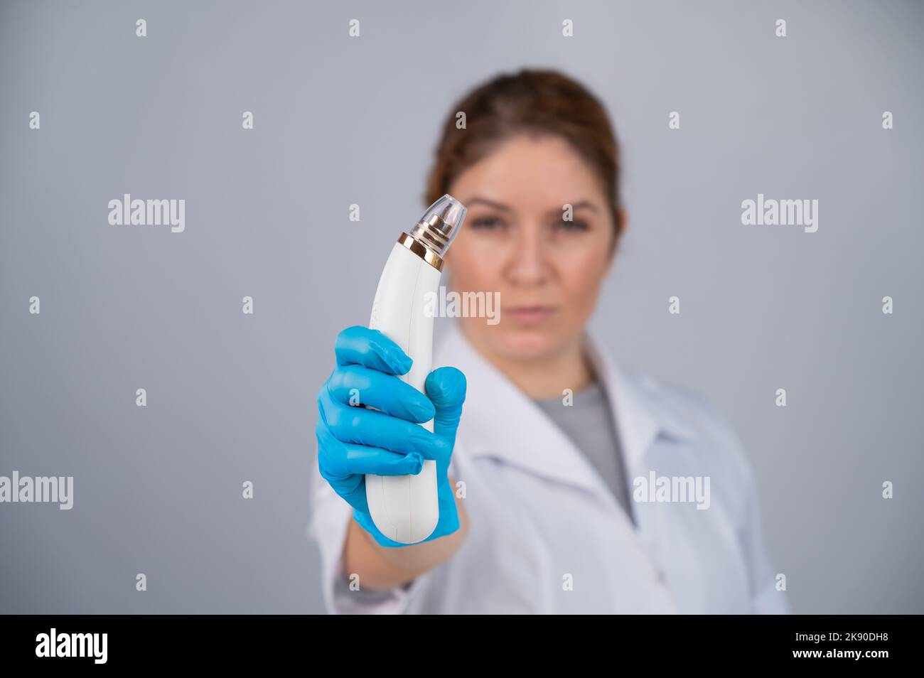 Le médecin dermatologue est muni d'un aspirateur pour peau. Banque D'Images Le médecin dermatologue est muni d'un aspirateur pour peau. Banque D'Images